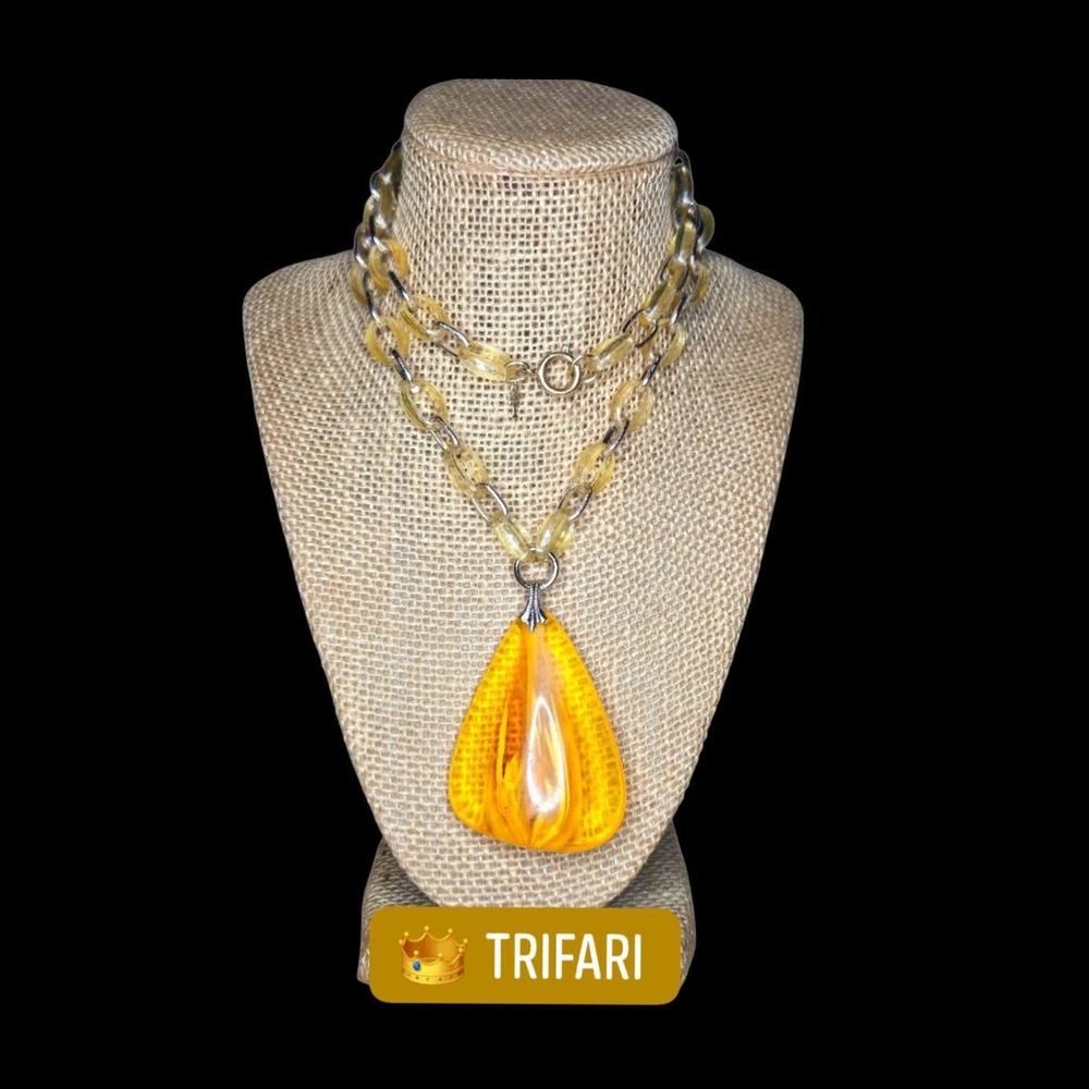 Vintage Retro CrownTrifari Butterscotch Resin Necklace 3 inch puf